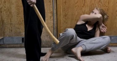 Stire din Actualitate : Ce a pățit o tânără de 23 de ani de la mamă pentru că și-a petrecut Revelionul cu iubitul