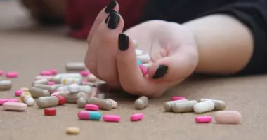 Stire din Eveniment : Șoc la liceu! O elevă de 14 ani, la spital după ce a înghițit mai multe medicamente în timpul orelor