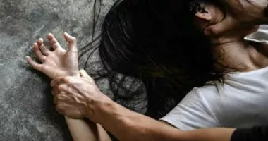 Coșmar trăit în tăcere. O fată de 13 ani și-a filmat tatăl în timp ce o viola pentru a scăpa de abuzuri
