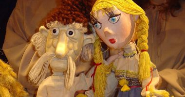 Stire din Cultură-Educație : „Fata babei şi fata moşneagului”, pe scena Teatrului „Căluţul de mare”