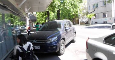 TÂNĂRĂ ÎN SCAUN CU ROTILE, MESAJ PENTRU ȘOFERUL UNUI BOLID DE LUX: "Eu pe unde ar trebui să merg?" - 2