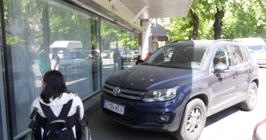 Stire din Eveniment : TÂNĂRĂ ÎN SCAUN CU ROTILE, MESAJ PENTRU ȘOFERUL UNUI BOLID DE LUX: "Eu pe unde ar trebui să merg?"