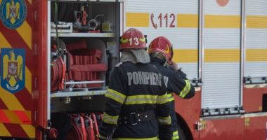 Incendiu de vegetație uscată, la Medgidia. Pompierii intervin cu cinci mașini de stingere
