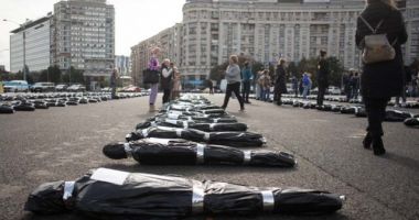 Stire din Social : Protest Declic – 153 de saci cu “cadavre”, întinse pe jos, la Guvern