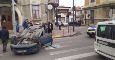Accident rutier pe bulevardul Ferdinand! O mașină s-a răsturnat