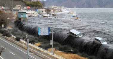 Stire din Actualitate : TSUNAMI în nord-estul Japoniei. Operațiunile la centrala atomică Fukushima, oprite