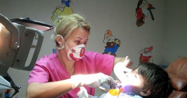 Stire din Sănătate : Ce trebuie să știe părinții despre prima măseluță permanentă