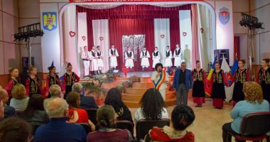 Stire din Cultură-Educație : Galerie FOTO / Regal artistic pe versuri de iubire și în pas de dans, la Cumpăna