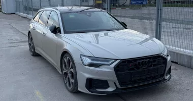 Stire din Eveniment : Autoturism de lux, blocat în Portul Constanța. Urma să fie trimis ilegal în Georgia
