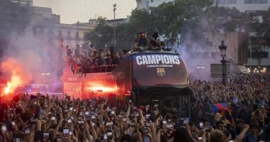 Stire din Sport : Fiesta pe străzile Barcelonei. Autocarul campionilor a fost înconjurat de suporteri