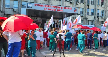 Greva din spitale i-a prins nepregătiți pe unii pacienți. Cozi la internări și zeci de copii așteptând pe holuri - 5