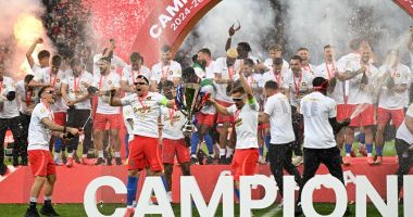 Stire din Sport : FCSB a învins Universitatea Craiova şi a sărbătorit cucerirea titlului alături de fani