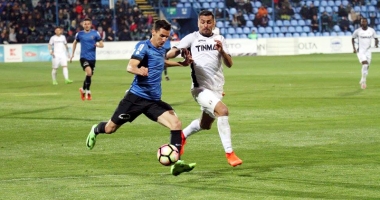 Stire din Sport : Fotbal - Liga I: FC Viitorul învinge CSU Craiova și urcă pe primul loc. Etapa viitoare, cu titlul pe masă!