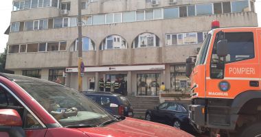 ALERTĂ la Trocadero: 10 persoane evacuate din sediul unei bănci! - 2