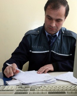 Stire din Eveniment : De ce sunt "îngropați" polițiștii constănțeni în reclamații
