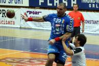 Stire din Sport : Campioana câștigă lejer pe terenul "Cenușăresei"