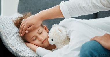 Stire din Sănătate : Febra la copii. Când devine periculoasă și cum o putem gestiona