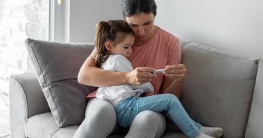 Stire din Sănătate : Cauze care duc la apariția febrei, la copii