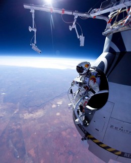 Stire din Actualitate : Ce a spus Felix Baumgartner după saltul prin care a depășit viteza sunetului