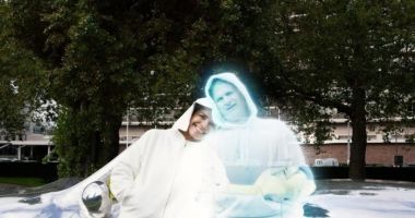 Stire din Actualitate : Mariaj șocant! O artistă din Spania este prima persoană căsătorită cu o hologramă