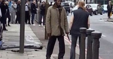 Stire din Actualitate : Atentat terorist la Londra / O femeie i-a sfidat pe ucigașii militarului: "Sunteți voi doi împotriva unei mulțimi, veți pierde"