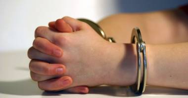 Stire din Eveniment : Metoda "Accidentul" / Tânăra care a vrut să escrocheze un fost polițist din Constanța, după gratii