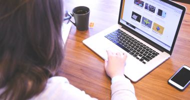 Bărbat condamnat după ce și-a jignit sora pe Facebook