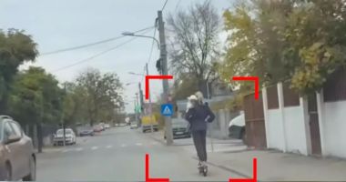 Stire din Eveniment : O femeie a fost filmată pe trotineta electrică cu un bebeluș în brațe