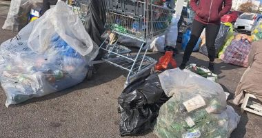 Stire din Social : O femeie a reciclat PET-urile pelerinilor de la Iași. Câți bani a câștigat pe zi