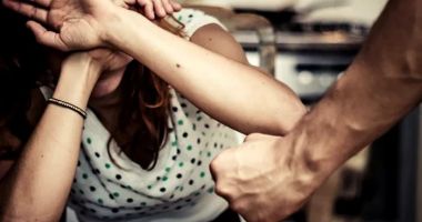 Stire din Eveniment : O femeie a fost bătută și lovită cu mașina de amantul ei: Bărbatul și-a lăsat victima pe stradă și a plecat