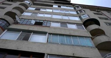 Stire din Eveniment : O pensionară care spăla geamurile a murit după ce a căzut de la etajul nouă