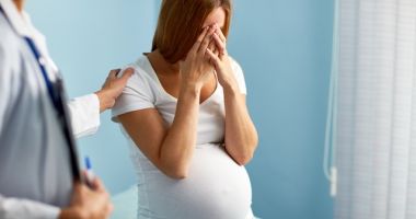 Stire din Eveniment : Caz șocant! O femeie însărcinată în 7 luni a ajuns la spital după ce, beată fiind, și-a dat foc în curtea casei