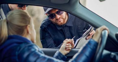 Stire din Fun : O femeie e oprită în trafic de un polițist