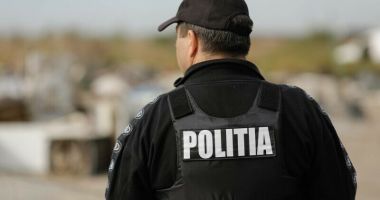 Stire din Eveniment : Femeie salvată de poliţişti înainte să îşi facă rău singură. Un agent s-a tăiat la mână în timpul intervenţiei