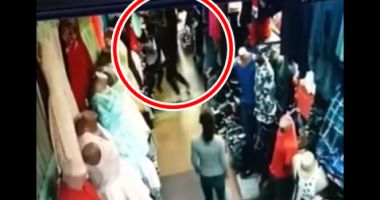 Stire din Eveniment : Scene violente într-un magazin! O vânzătoare, bătută cu sălbăticie de o clientă