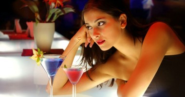 Stire din Diverse : Ce replici folosesc femeile când vor să agațe un bărbat