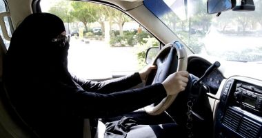 Stire din Actualitate : MOMENT ISTORIC! Arabia Saudită a început să schimbe semnele rutiere pentru a le adapta la șoferițe