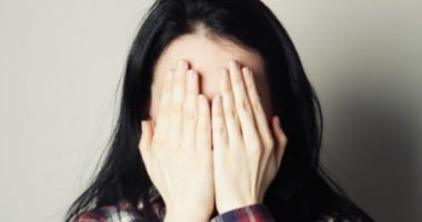 Bătută și amenințată că va fi călcată cu mașina, de tatăl unei colege de clasă