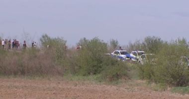 Stire din Eveniment : Un pachet suspect a fost găsit de oameni pe un câmp. Specialiștii fac verificări