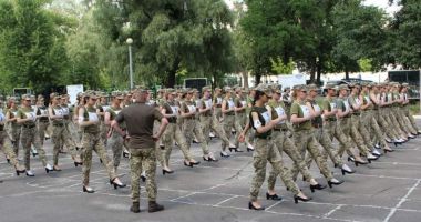 Stire din Actualitate : Femeile din armata ucraineană, obligate să defileze pe tocuri