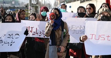 Stire din Actualitate : Femeile afgane, protest la Kabul. „Progresele făcute de-a lungul anilor au dispărut şi viitorul pare nesigur”