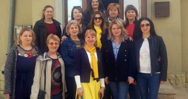 Stire din Politică-Administrație : Femeile liberale  au donat medicamente dispensarelor  din comuna  Poarta Albă