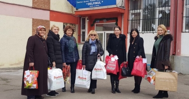 Stire din Politică-Administrație : Femeile din PSD Constanța au oferit  daruri micuților de la Centrul "Delfinul"