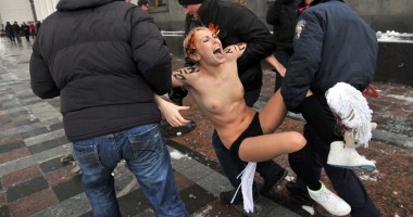 Stire din Actualitate : Patru militante Femen s-au dezbrăcat în timp ce Papa rostea rugăciunea Angelus