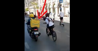Stire din Actualitate : Fenomen periculos! Un copil pe bicicletă a furat din mers mâncarea din geanta unui livrator, apoi a fugit