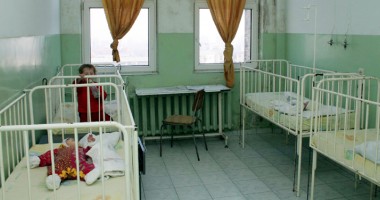 Stire din Sănătate : Copiii ghinionului. Născuți cu malformații și abandonați în maternitate