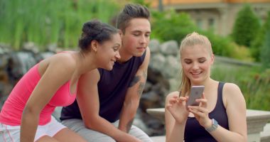 Stire din Sănătate : Feriți-vă cât mai mult de smartphone-uri! Nu vă îmbolnăviți ochii!