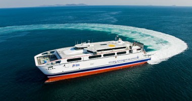 Stire din Economie : Un ferry-boat cu 830 de pasageri a intrat în coliziune cu o navă ro-ro