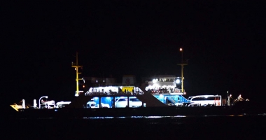 Un ferry-boat, în black-out, în Dardanele