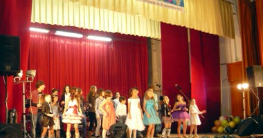 Stire din Cultură-Educație : Cele mai bune voci de copii, la Festivalul Remember